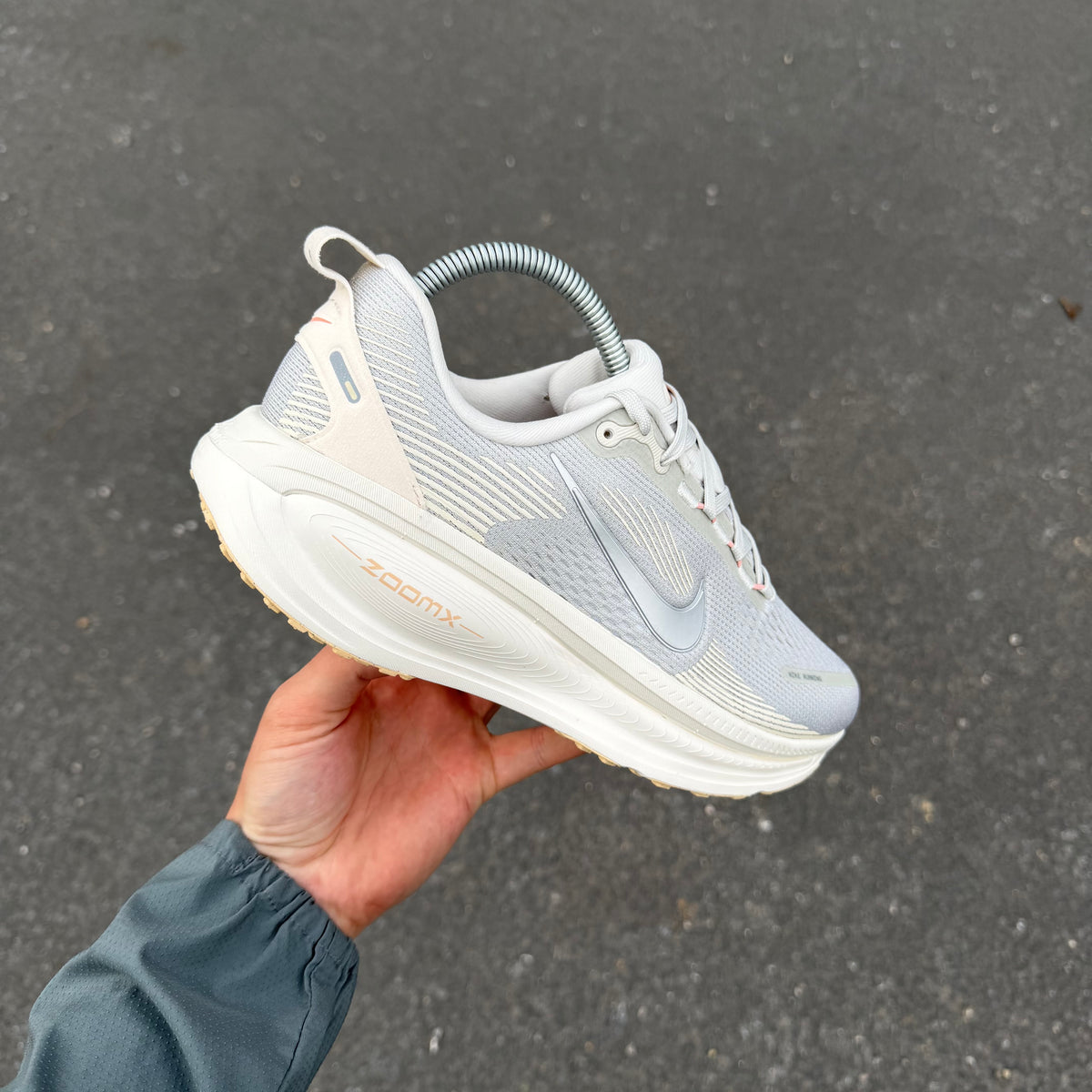 Nike Vomero 18 Light Bone Peach