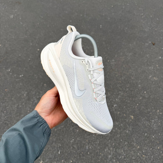Nike Vomero 18 Light Bone Peach